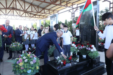 27 Sentyabr – Anım Günü ərəfəsində Suraxanı rayonunda Vətənimizin müstəqilliyi, suverenliyi və ərazi bütövlüyü uğrunda canından keçərək şəhidlik zirvəsinə ucalmış qəhrəmanlarımızın əziz xatirəsi dərin ehtiramla yad edilib