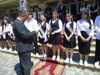 Bu gün ümumtəhsil müəssisələrində “Son zəng” çalınıb Bu münasibətlə Suraxanı rayonunun bütün məktəblərində “Son zəng” tədbirlərində Rayon İcra Hakimiyyəti başçısı Aparatının, qəsəbə inzibati ərazi dairələri üzrə nümayəndəliklərin və bələdiyyələrin məsul əməkdaşları iştirak edərək Rayon İcra Hakimiyyəti başçısının təbriklərini çatdırıblar.