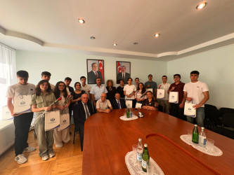 Suraxanı Rayon İcra Hakimiyyətinin təşkilatçılığı ilə “Ahılların təcrübəsi – Gənclərin gələcəyi” adlı layihə çərçivəsində növbəti görüş “Suraxanı maşınqayırma zavodu” ASC-də uzun illər direktor vəzifəsində çalışmış, rayon Ağsaqqallar şurasının sədri Arif Babayev ilə təşkil olunub