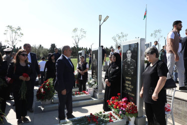 Suraxanı Rayon İcra Hakimiyyətinin başçısı Adil Əliyev, müavinləri və sektor müdirləri 27 sentyabr - Anım Günü ilə əlaqədar Fəxri Xiyabanda Şəhidlərin məzarını ziyarət edərək gül dəstələri düzüb, onların əziz xatirəsini ehtiramla yad ediblər