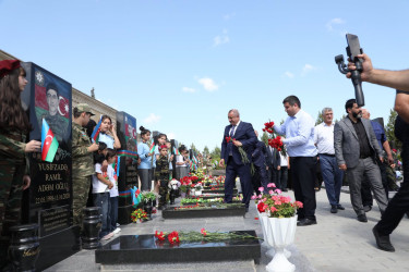 27 Sentyabr – Anım Günü ərəfəsində Suraxanı rayonunda Vətənimizin müstəqilliyi, suverenliyi və ərazi bütövlüyü uğrunda canından keçərək şəhidlik zirvəsinə ucalmış qəhrəmanlarımızın əziz xatirəsi dərin ehtiramla yad edilib