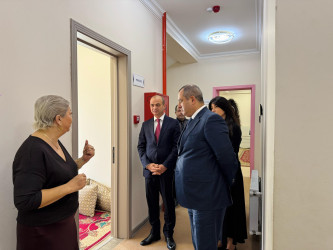 31 Dekabr - Dünya Azərbaycanlılarının Həmrəyliyi Günü və Yeni il bayramı münasibətilə Suraxanı Rayon İcra Hakimiyyətinin başçısı Adil Əliyev və müavinləri "Azərbaycan Uşaqları" İctimai Birliyinin nəzdində 2007-ci ildən fəaliyyət göstərən Uşaq Sığınacağı - Reinteqrasiya Mərkəzinin sakinlərini ziyarət ediblər