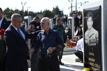 Suraxanı Rayon İcra Hakimiyyətinin başçısı Adil Əliyev, müavinləri və sektor müdirləri 27 sentyabr - Anım Günü ilə əlaqədar Fəxri Xiyabanda Şəhidlərin məzarını ziyarət edərək gül dəstələri düzüb, onların əziz xatirəsini ehtiramla yad ediblər