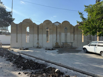 Rayon İcra Hakimiyyətinin başçısı Adil Əliyev Yeni Suraxanı qəsəbəsində aparılan əsaslı yenidənqurma işləri ilə yerində tanış olub