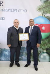 31 Dekabr - Dünya Azərbaycanlılarının Həmrəyliyi Günü və Yeni il bayramı münasibətilə rayonun ictimai həyatında fəal iştirakına görə bir qrup şəxs Rayon İcra Hakimiyyəti başçısının və YAP Suraxanı Rayon Təşkilatının Fəxri Fərmanları ilə təltif olunublar