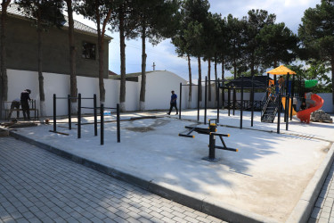 Yeni Suraxanı qəsəbəsində aparılan abadlıq işləri çərçivəsində qəsəbədə yerləşən istirahət parkında da əsaslı  yenidənqurma işləri davam edir