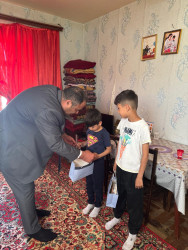 “İnsan Hüquqları Aylığı” çərçivəsində Suraxanı rayon İcra Hakimiyyətinin təşəbbüsü ilə qəsəbə bələdiyyələrində yaradılmış “Gender məsələləri və məişət zorakılığı ilə mübarizəyə dair komissiya” tərəfindən “1 İyun –Uşaqların Beynəlxalq Müdafiəsi Günü” münasibətilə aztəminatlı ailələrin xüsusi qayğıya ehtiyacı olan uşaqları ziyarət olunub və onlara hədiyyələr təqdim edilib