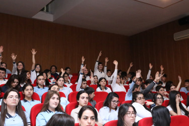 Suraxanıda “Heydər Əliyev və Azərbaycan tarixi” referat-yazı müsabiqəsinin rayon mərhələsinin yekunlarına həsr olunmuş elmi-praktik konfrans keçirilib