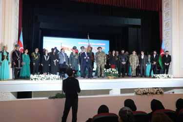 Suraxanıda “Konstitusiya və Suverenlik İli” çərçivəsində Şanlı tariximizin ən şərəfli və qürurverici səhifələrinə həkk olunmuş 8 noyabr – Zəfər gününün 5-ci ildönümü münasibətilə “Zəfər Bayrağına düzlən!” adlı vətənpərvərlik tədbiri keçirilib