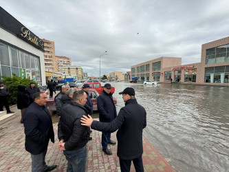 Suraxanı Rayon İcra Hakimiyyətinin başcısı Adil Əliyev rayon ərazisində su basmış ərazilərə baxış keçirdi
