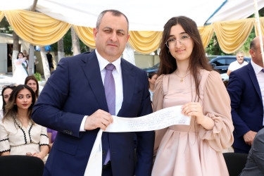 Rayon İcra Hakimiyyətinin baçşısı Adil Əliyev “Son zəng” münasibətilə məzunları təbrik edib