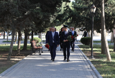 Azərbaycanda prokurorluq orqanlarının yaranmasının 107 illiyi və  prokurorluq işçilərinin peşə bayramı günü münasibətilə Suraxanı Rayon İcra Hakimiyyətinin başçısı Adil Əliyev, Rayon prokuroru Rəşid Mahmudov, RİHB-nin müavinləri və rayon Prokurorluğunun əməkdaşları Ümummilli lider Heydər Əliyevin Suraxanı rayonunda adını daşıyan parkda ucalan abidəsini ziyarət edib, önünə gül dəstələri düzərək xatirəsini ehtiramla anıblar