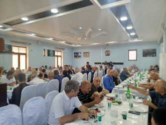 RİH başçısı Adil Əliyev, rayonun hüquq-mühafizə orqanlarının rəhbərləri və RİHB-nin müavinləri şəhid Səbuhi Orucovun atası Vahid Orucovun 3 mərasimində iştirak ediblər