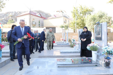 Suraxanı Rayon İcra Hakimiyyətinin başçısı Adil Əliyev və müavinləri Yeni Suraxanı, Binə, Hövsan, Zığ, Sabunçu və Qala qəsəbələrində vətənimizin müstəqilliyi və ərazi bütövlüyü uğrunda canlarını fəda etmiş şəhidlərimizin məzarlarını ziyarət ediblər