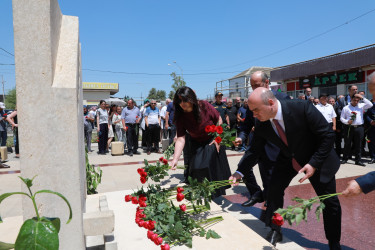 Suraxanı rayonunda Heydər Əliyevin hakimiyyətə birinci gəlişinin 56-cı ildönümü münasibətilə Suraxanı rayonu, Yeni Suraxanı qəsəbəsi, 14 İyul küçəsində Ulu öndərin siyasi hakimiyyətə gəlişini əks etdirən Xatirə kompleksi ziyarət olunub.