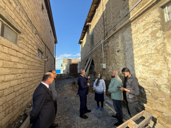 Suraxanı RİH başçısı Adil Əliyev görkəmli Azərbaycan tarixçisi, şair, yazıçı, mütəfəkkir və maarifçi Abbasqulu ağa Bakıxanovun Əmircan qəsəbəsində yerləşən evində yaranmış qəzalı vəziyyətlə əlaqədar əraziyə baxış keçirib