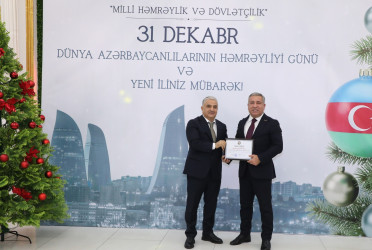 31 Dekabr - Dünya Azərbaycanlılarının Həmrəyliyi Günü və Yeni il bayramı münasibətilə rayonun ictimai həyatında fəal iştirakına görə bir qrup şəxs Rayon İcra Hakimiyyəti başçısının və YAP Suraxanı Rayon Təşkilatının Fəxri Fərmanları ilə təltif olunublar