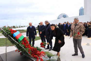 27 Sentyabr - Anım Günü ilə əlaqədar Suraxanı rayon İcra Hakimiyyətinin başçısı Adil Əliyev, müavinləri, RİHBA-nın əməkdaşları, şəhid ailələri və rayon ictimaiyyəti Azərbaycanın ərazi bütövlüyü və suverenliyi uğrunda canından keçmiş Vətən övladlarının xatirəsinə salınmış Zəfər parkını ziyarət edib,  buradakı abidə önünə gül dəstələri qoyublar