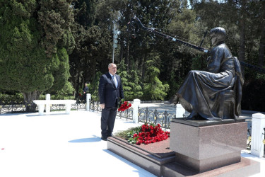 Suraxanı RİH kollektivi  Fəxri xiyabanda Ulu Öndər Heydər Əliyevin məzarını ziyarət edib