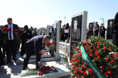 Suraxanı Rayon İcra Hakimiyyətinin başçısı Adil Əliyev, müavinləri və sektor müdirləri 27 sentyabr - Anım Günü ilə əlaqədar Fəxri Xiyabanda Şəhidlərin məzarını ziyarət edərək gül dəstələri düzüb, onların əziz xatirəsini ehtiramla yad ediblər