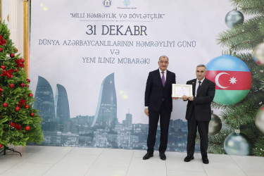 31 Dekabr - Dünya Azərbaycanlılarının Həmrəyliyi Günü və Yeni il bayramı münasibətilə rayonun ictimai həyatında fəal iştirakına görə bir qrup şəxs Rayon İcra Hakimiyyəti başçısının və YAP Suraxanı Rayon Təşkilatının Fəxri Fərmanları ilə təltif olunublar