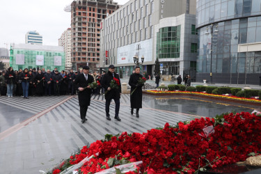 Suraxanı Rayon İcra Hakimiyyəti olaraq bu gün rayon ictimaiyyəti ilə birgə Xocalı soyqırımı abidəsini ziyarət etdik.