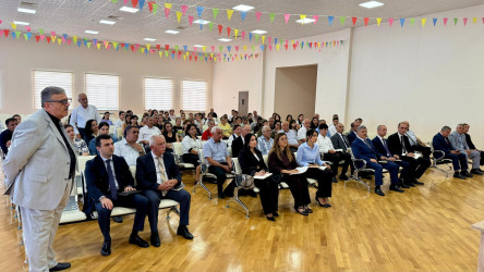 Avqustun 28-də Suraxanı Rayon İcra Hakimiyyətinin başçısı Adil Əliyev Əmircan qəsəbəsində yerləşən 154 saylı tam orta məktəbdə sakinlərlə səyyar görüş keçirib