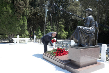 Suraxanı RİH kollektivi  Fəxri xiyabanda Ulu Öndər Heydər Əliyevin məzarını ziyarət edib