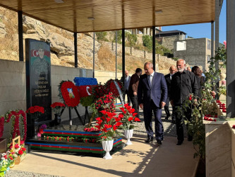 Suraxanı Rayon İcra Hakimiyyətinin başçısı Adil Əliyev və müavinləri Yeni Suraxanı, Binə, Hövsan, Zığ, Sabunçu və Qala qəsəbələrində vətənimizin müstəqilliyi və ərazi bütövlüyü uğrunda canlarını fəda etmiş şəhidlərimizin məzarlarını ziyarət ediblər