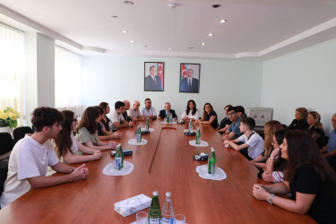 Suraxanı Rayon İcra Hakimiyyətinin təşkilatçılığı ilə “Ahılların təcrübəsi – Gənclərin gələcəyi” adlı layihə çərçivəsində növbəti görüş “Suraxanı maşınqayırma zavodu” ASC-də uzun illər direktor vəzifəsində çalışmış, rayon Ağsaqqallar şurasının sədri Arif Babayev ilə təşkil olunub