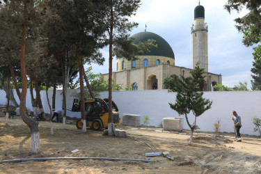 Yeni Suraxanı qəsəbəsində aparılan abadlıq işləri çərçivəsində qəsəbədə yerləşən istirahət parkında da əsaslı  yenidənqurma işləri davam edir