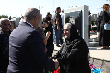 Suraxanı Rayon İcra Hakimiyyətinin başçısı Adil Əliyev, müavinləri və sektor müdirləri 27 sentyabr - Anım Günü ilə əlaqədar Fəxri Xiyabanda Şəhidlərin məzarını ziyarət edərək gül dəstələri düzüb, onların əziz xatirəsini ehtiramla yad ediblər