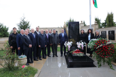 Suraxanı Rayon İcra Hakimiyyətinin başçısı Adil Əliyev və müavinləri Yeni Suraxanı, Binə, Hövsan, Zığ, Sabunçu və Qala qəsəbələrində vətənimizin müstəqilliyi və ərazi bütövlüyü uğrunda canlarını fəda etmiş şəhidlərimizin məzarlarını ziyarət ediblər