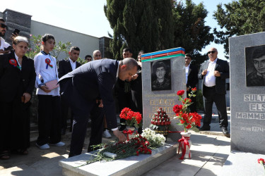 Suraxanı Rayon İcra Hakimiyyətinin başçısı Adil Əliyev, müavinləri və sektor müdirləri 27 sentyabr - Anım Günü ilə əlaqədar Fəxri Xiyabanda Şəhidlərin məzarını ziyarət edərək gül dəstələri düzüb, onların əziz xatirəsini ehtiramla yad ediblər
