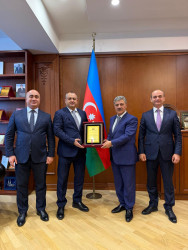 Suraxanı Rayon İcra Hakimiyyətinin başçısı Adil Əliyev Rayon Mənzil Kommunal-Təsərrüfatı Birliyinin müdiri Məmmədov Mais İlyas oğlunu 65 illik yubileyi münasibətilə təbrik edib və onu rayonun sosial-iqtisadi həyatında uzun illər səmərəli fəaliyyətinə görə təltif edib