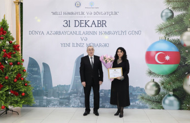 31 Dekabr - Dünya Azərbaycanlılarının Həmrəyliyi Günü və Yeni il bayramı münasibətilə rayonun ictimai həyatında fəal iştirakına görə bir qrup şəxs Rayon İcra Hakimiyyəti başçısının və YAP Suraxanı Rayon Təşkilatının Fəxri Fərmanları ilə təltif olunublar