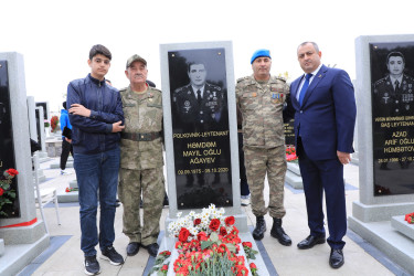 Suraxanı Rayon İcra Hakimiyyətinin başçısı Adil Əliyev, müavinləri və şöbə müdirləri 27 sentyabr - Anım Günü ilə əlaqədar Fəxri Xiyabanda Şəhidlərin məzarını ziyarət edərək gül dəstələri düzüb, onların əziz xatirəsini ehtiramla yad ediblər