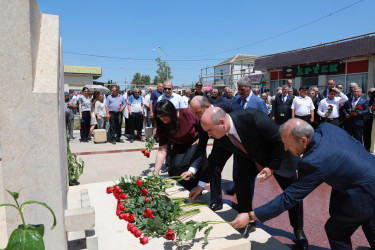 Suraxanı rayonunda Heydər Əliyevin hakimiyyətə birinci gəlişinin 56-cı ildönümü münasibətilə Suraxanı rayonu, Yeni Suraxanı qəsəbəsi, 14 İyul küçəsində Ulu öndərin siyasi hakimiyyətə gəlişini əks etdirən Xatirə kompleksi ziyarət olunub.