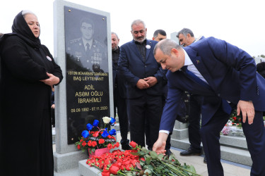 Suraxanı Rayon İcra Hakimiyyətinin başçısı Adil Əliyev, müavinləri və şöbə müdirləri 27 sentyabr - Anım Günü ilə əlaqədar Fəxri Xiyabanda Şəhidlərin məzarını ziyarət edərək gül dəstələri düzüb, onların əziz xatirəsini ehtiramla yad ediblər