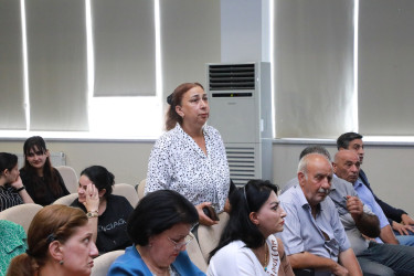 Sentyabrın 10-da Suraxanı Rayon İcra Hakimiyyətinin başçısı Adil Əliyev Bülbülə qəsəbəsində yerləşən 327 saylı tam orta məktəbdə sakinlərlə səyyar görüş keçirib