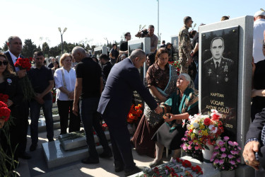 Suraxanı Rayon İcra Hakimiyyətinin başçısı Adil Əliyev, müavinləri və sektor müdirləri 27 sentyabr - Anım Günü ilə əlaqədar Fəxri Xiyabanda Şəhidlərin məzarını ziyarət edərək gül dəstələri düzüb, onların əziz xatirəsini ehtiramla yad ediblər