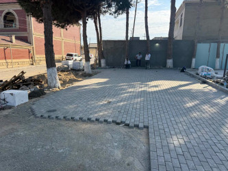 Rayon İcra Hakimiyyətinin başçısı Adil Əliyev Yeni Suraxanı qəsəbəsində aparılan əsaslı yenidənqurma işləri ilə yerində tanış olub