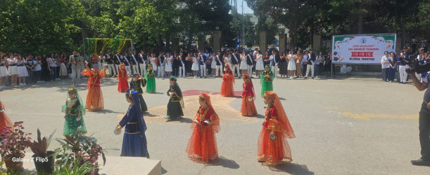 Rayon İcra Hakimiyyətinin baçşısı Adil Əliyev “Son zəng” münasibətilə məzunları təbrik edib