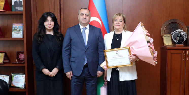 Suraxanı Rayon İcra Hakimiyyətinin başçısı Adil Əliyev 3 nömrəli Uşaq-Gənclər İnkişaf Mərkəzinin direktoru Qəti Lalə Abbasəli qızını yubileyi münasibətilə təbrik edib və rayonun ictimai-siyasi həyatında səmərəli fəaliyyətinə görə Fəxri Fərmanla təltif edib