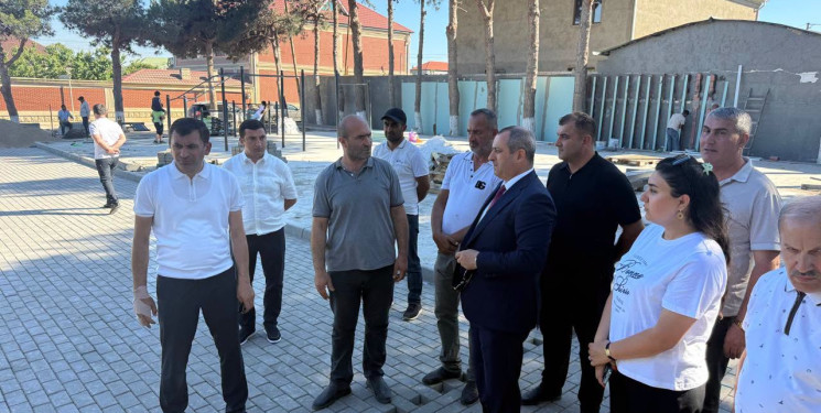 Rayon İcra Hakimiyyətinin başçısı Adil Əliyev Yeni Suraxanı qəsəbəsində aparılan əsaslı yenidənqurma işləri ilə yerində tanış olub