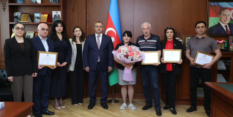 Suraxanı rayon İcra Hakimiyyətinin başçısı Adil Əliyev Respublikanın əməkdar artisti İntiqam Soltanın rəhbərlik etdiyi Bakı Uşaq və Gənclər Teatrının 25 illik yubileyi münasibəti ilə 1 qrup teatr əməkdaşını Rayon İcra Hakimiyyəti başçısının Fəxri Fərmanı ilə təltif edib.