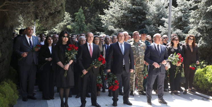 Suraxanı RİH kollektivi  Fəxri xiyabanda Ulu Öndər Heydər Əliyevin məzarını ziyarət edib