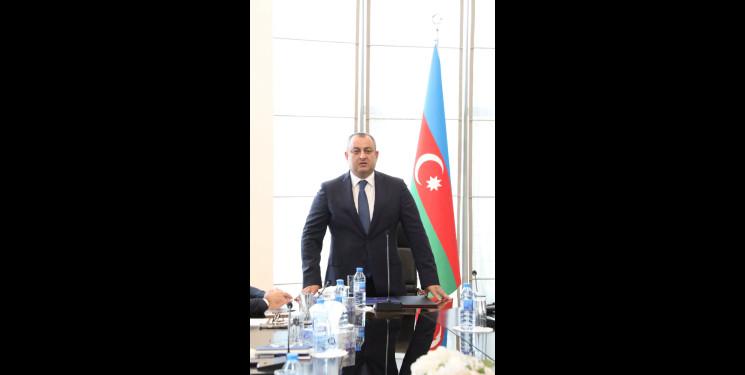 Suraxanı Rayon İcra Hakimiyyətində 27 Sentyabr – Anım Günü ilə əlaqədar dəyirmi masa təşkil olunub Tədbirdə Suraxanı Rayon İcra Hakimiyyətinin başçısı Adil Əliyev, RİHB-nin müavinləri, şöbə və sektor müdirləri, rayonun idarə, müəssisə və xidmət sahələrinin rəhbərləri iştirak ediblər