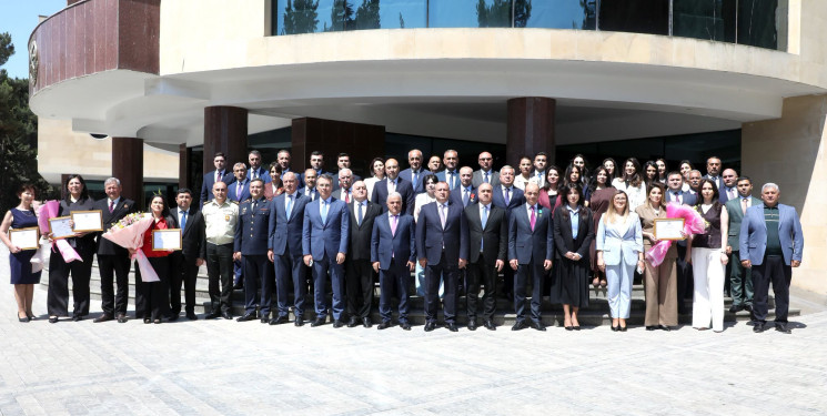 Suraxanı Rayon İcra Hakimiyyətinin təşkilatçılığı ilə 23 İyun - Dövlət Qulluqçularının Peşə Bayramı qeyd edilib. Tədbirdə Rayon İcra Hakimiyyətinin başçısı Adil Əliyev, YAP Suraxanı Rayon Təşkilatının sədri Vüqar Seyidov, rayonun hüquq-mühafizə orqanlarının rəhbərləri, RİHB-nin müavinləri, rayonun dövlət qulluqçuları iştirak ediblər