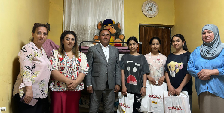 “İnsan Hüquqları Aylığı” çərçivəsində Suraxanı rayon İcra Hakimiyyətinin təşəbbüsü ilə qəsəbə bələdiyyələrində yaradılmış “Gender məsələləri və məişət zorakılığı ilə mübarizəyə dair komissiya” tərəfindən “1 İyun –Uşaqların Beynəlxalq Müdafiəsi Günü” münasibətilə aztəminatlı ailələrin xüsusi qayğıya ehtiyacı olan uşaqları ziyarət olunub və onlara hədiyyələr təqdim edilib